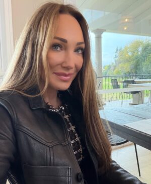 Charlotte Perrelli Instagram - Årets Charity!! Ikväll har barnen och jag varit och lämnat julklappar till de Spanska barnen som har det tufft och kanske inte får några.. @svenskamagasinet har så fint fixat denna kväll och hjälper till med insamlingen. Paket lämnas till kyrkan för att skickas vidare och till ett Barnhem i Malaga. Fint fixat i ljuvliga favoritbutiken  @studioh.marbella  #rotary #charity #christmasgifts @scandi_supermarket @nybakatmarbella