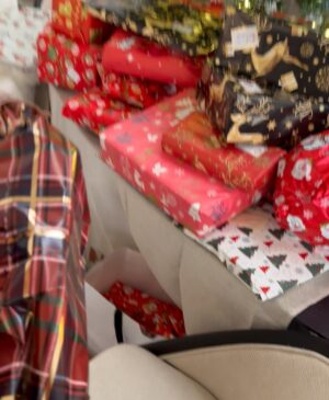 Charlotte Perrelli Instagram - Årets Charity!! Ikväll har barnen och jag varit och lämnat julklappar till de Spanska barnen som har det tufft och kanske inte får några.. @svenskamagasinet har så fint fixat denna kväll och hjälper till med insamlingen. Paket lämnas till kyrkan för att skickas vidare och till ett Barnhem i Malaga. Fint fixat i ljuvliga favoritbutiken @studioh.marbella #rotary #charity #christmasgifts @scandi_supermarket @nybakatmarbella