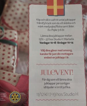 Charlotte Perrelli Instagram - Årets Charity!! Ikväll har barnen och jag varit och lämnat julklappar till de Spanska barnen som har det tufft och kanske inte får några.. @svenskamagasinet har så fint fixat denna kväll och hjälper till med insamlingen. Paket lämnas till kyrkan för att skickas vidare och till ett Barnhem i Malaga. Fint fixat i ljuvliga favoritbutiken  @studioh.marbella  #rotary #charity #christmasgifts @scandi_supermarket @nybakatmarbella