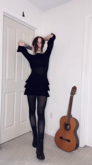 Chelsea Wolfe Instagram - coming alive as winter approaches 🕰️🗝️

#ootn