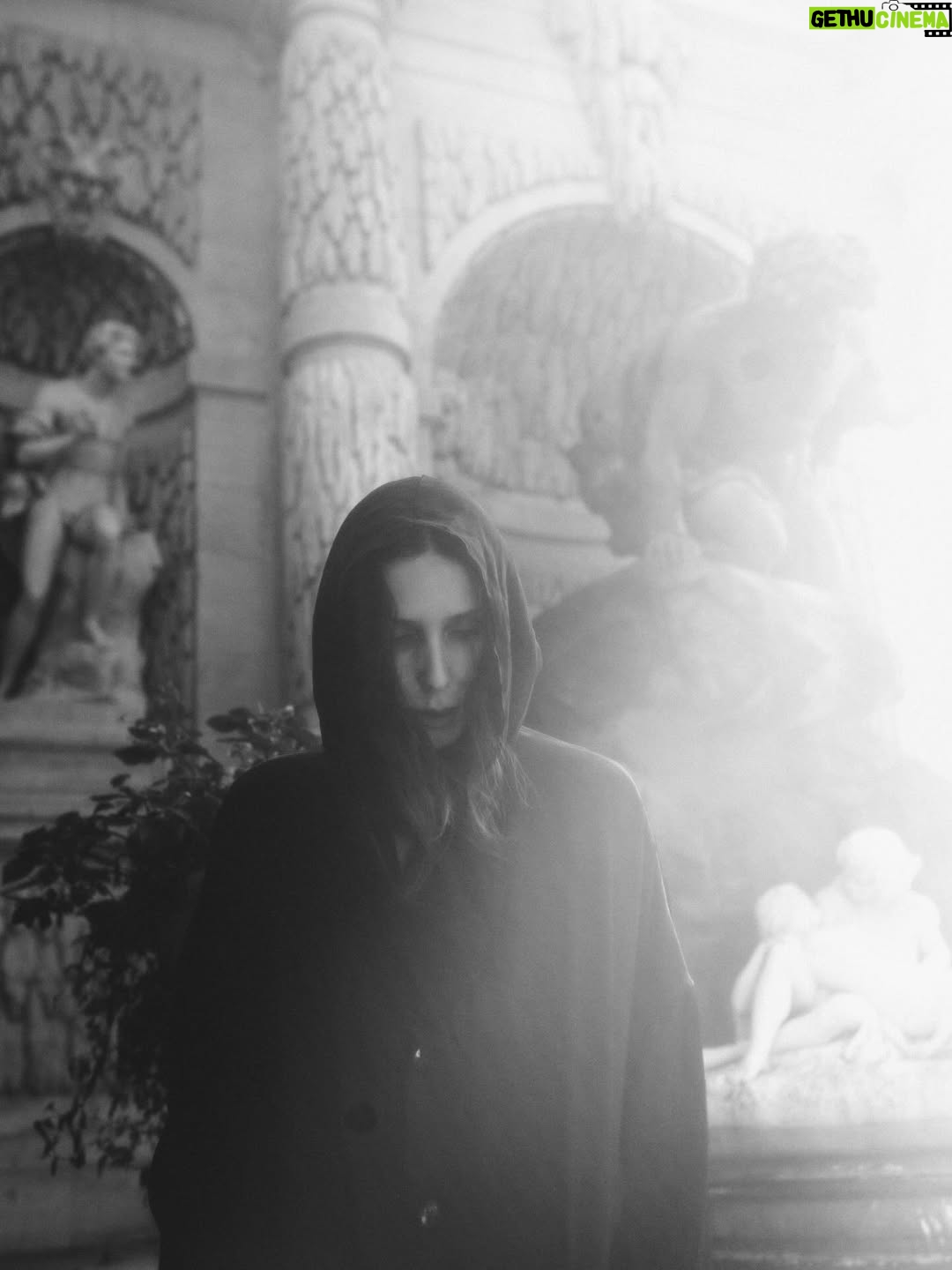 Chelsea Wolfe - 10.6K Likes - photos by @wyldcosmia in Paris

wearing @anndemeulemeester_official coat & @ovate scarf