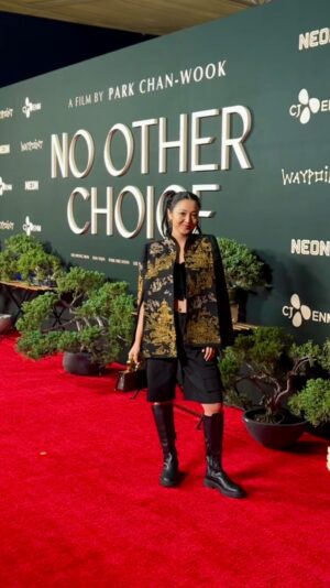 Chelsea Zhang Instagram - when the slightest stumble becomes a whole bit 😮‍💨✨ 

we’re committed 🫡

Falling in @thenadyashah @michelemariepr 

PS. GO WATCH ‘NO OTHER CHOICE’ in theaters Christmas Day! Amazing Korean cinemaaaa ❤️✨🫰 edge of my seat the whole time. 

#koreanfilm #ootd #redcarpetlook #comedy #fall #blooper #falling #premiere #neon #nootherchoice #aapi #community #ootn #fashion #cape