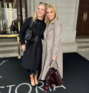 Cheryl Hines Instagram - Like mother, like daughter…Like daughter, like mother. 🙂‍↕️💕👯‍♀️ 
#businessbyday #partybynight