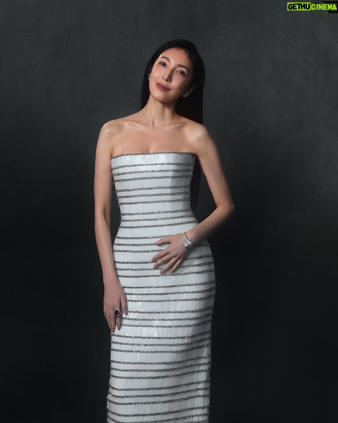 Cheryl Yang - 150.3K Likes - 謝謝所有美好的祝賀與心意，還在慢慢享受，非常快樂！
但！我怎麼會在台上忘記流氓，我掌嘴🥹沒有流氓也是一樣沒有周凡，你知道的～
@zhan_1998__ 

#也不能沒有我真實生活中的流氓啦
#你們的限動我都有慢慢看🌹
#謝謝美好的金鐘60
#謝謝寶儀姐給予金鐘的那份真誠跟愛❤️
@bowie0221 
#不可能是因為金鐘前一天看回魂計被裡頭所有的影后加持了吧🥹

美麗的超強團隊：
Makeup: @wenlee___ @kristy__wang
Hair: @isiahzin @henrytc0216 @driven.by
Stylist: @chenghan_han @arixiaona
Photo: @hellohenryboy @chi215_
Gown: @maisonmet @theclique.hk
Jewelry: @boucheron
Shoes: @christianlouboutin
