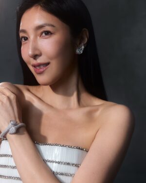 Cheryl Yang Instagram - 謝謝所有美好的祝賀與心意,還在慢慢享受,非常快樂!
但!我怎麼會在台上忘記流氓,我掌嘴🥹沒有流氓也是一樣沒有周凡,你知道的~
@zhan_1998__
#也不能沒有我真實生活中的流氓啦
#你們的限動我都有慢慢看🌹
#謝謝美好的金鐘60
#謝謝寶儀姐給予金鐘的那份真誠跟愛❤️
@bowie0221
#不可能是因為金鐘前一天看回魂計被裡頭所有的影后加持了吧🥹
美麗的超強團隊:
Makeup: @wenlee___ @kristy__wang
Hair: @isiahzin @henrytc0216 @driven.by
Stylist: @chenghan_han @arixiaona
Photo: @hellohenryboy @chi215_
Gown: @maisonmet @theclique.hk
Jewelry: @boucheron
Shoes: @christianlouboutin