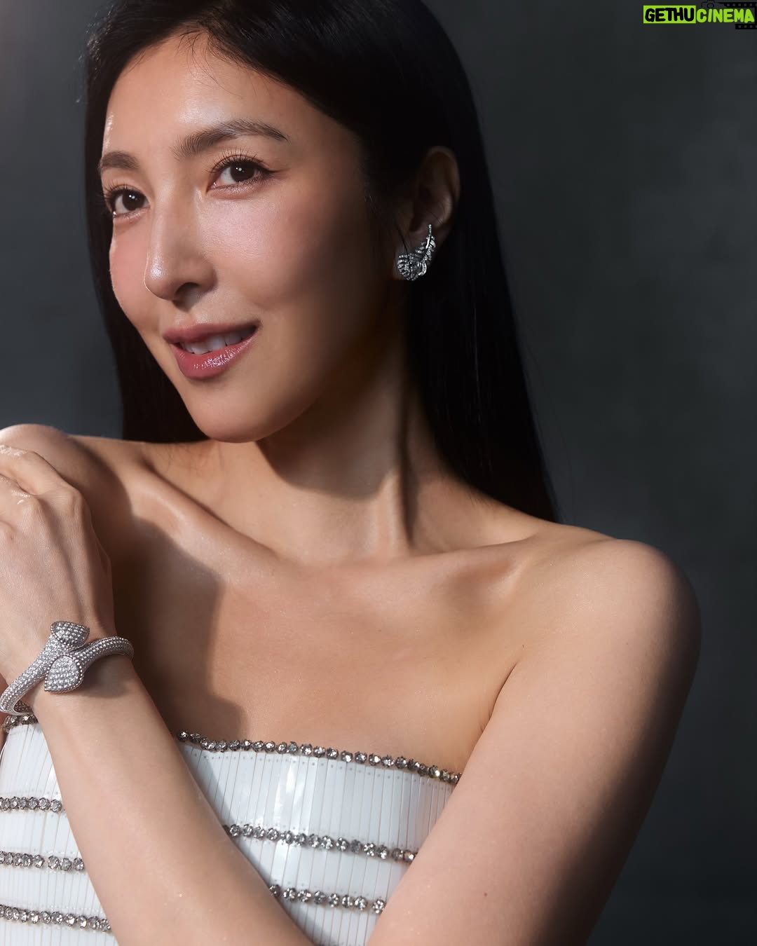 Cheryl Yang - 150.3K Likes - 謝謝所有美好的祝賀與心意，還在慢慢享受，非常快樂！
但！我怎麼會在台上忘記流氓，我掌嘴🥹沒有流氓也是一樣沒有周凡，你知道的～
@zhan_1998__ 

#也不能沒有我真實生活中的流氓啦
#你們的限動我都有慢慢看🌹
#謝謝美好的金鐘60
#謝謝寶儀姐給予金鐘的那份真誠跟愛❤️
@bowie0221 
#不可能是因為金鐘前一天看回魂計被裡頭所有的影后加持了吧🥹

美麗的超強團隊：
Makeup: @wenlee___ @kristy__wang
Hair: @isiahzin @henrytc0216 @driven.by
Stylist: @chenghan_han @arixiaona
Photo: @hellohenryboy @chi215_
Gown: @maisonmet @theclique.hk
Jewelry: @boucheron
Shoes: @christianlouboutin
