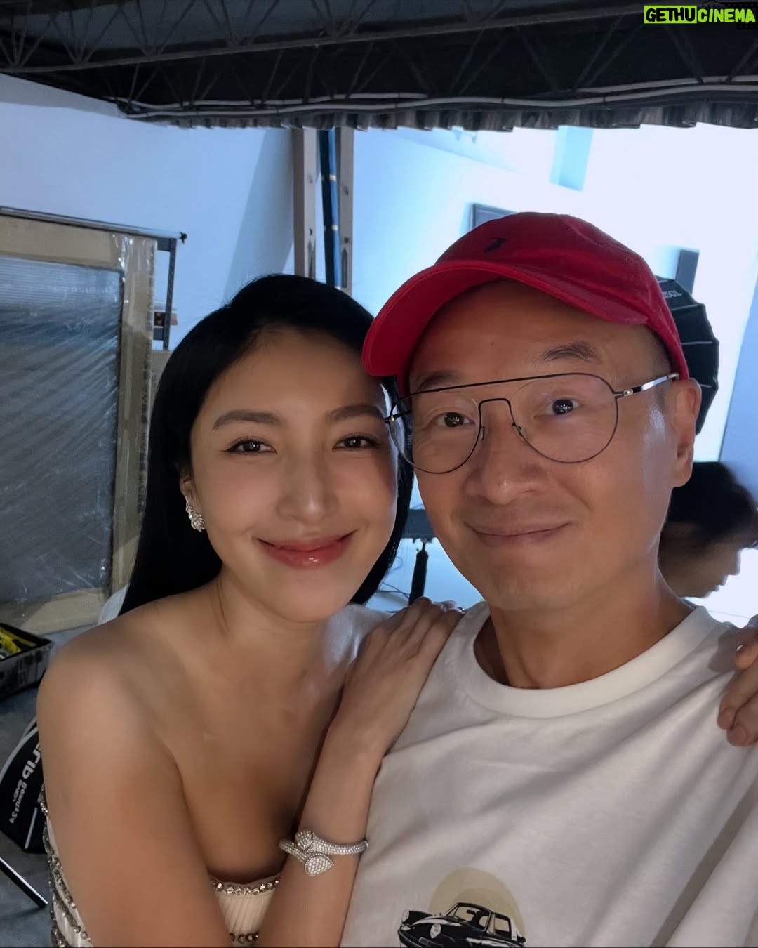 Cheryl Yang - 150.3K Likes - 謝謝所有美好的祝賀與心意，還在慢慢享受，非常快樂！
但！我怎麼會在台上忘記流氓，我掌嘴🥹沒有流氓也是一樣沒有周凡，你知道的～
@zhan_1998__ 

#也不能沒有我真實生活中的流氓啦
#你們的限動我都有慢慢看🌹
#謝謝美好的金鐘60
#謝謝寶儀姐給予金鐘的那份真誠跟愛❤️
@bowie0221 
#不可能是因為金鐘前一天看回魂計被裡頭所有的影后加持了吧🥹

美麗的超強團隊：
Makeup: @wenlee___ @kristy__wang
Hair: @isiahzin @henrytc0216 @driven.by
Stylist: @chenghan_han @arixiaona
Photo: @hellohenryboy @chi215_
Gown: @maisonmet @theclique.hk
Jewelry: @boucheron
Shoes: @christianlouboutin