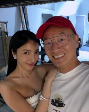 Cheryl Yang Instagram - 謝謝所有美好的祝賀與心意,還在慢慢享受,非常快樂!
但!我怎麼會在台上忘記流氓,我掌嘴🥹沒有流氓也是一樣沒有周凡,你知道的~
@zhan_1998__
#也不能沒有我真實生活中的流氓啦
#你們的限動我都有慢慢看🌹
#謝謝美好的金鐘60
#謝謝寶儀姐給予金鐘的那份真誠跟愛❤️
@bowie0221
#不可能是因為金鐘前一天看回魂計被裡頭所有的影后加持了吧🥹
美麗的超強團隊:
Makeup: @wenlee___ @kristy__wang
Hair: @isiahzin @henrytc0216 @driven.by
Stylist: @chenghan_han @arixiaona
Photo: @hellohenryboy @chi215_
Gown: @maisonmet @theclique.hk
Jewelry: @boucheron
Shoes: @christianlouboutin