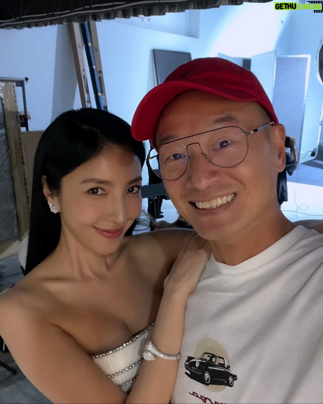 Cheryl Yang - 150.3K Likes - 謝謝所有美好的祝賀與心意，還在慢慢享受，非常快樂！
但！我怎麼會在台上忘記流氓，我掌嘴🥹沒有流氓也是一樣沒有周凡，你知道的～
@zhan_1998__ 

#也不能沒有我真實生活中的流氓啦
#你們的限動我都有慢慢看🌹
#謝謝美好的金鐘60
#謝謝寶儀姐給予金鐘的那份真誠跟愛❤️
@bowie0221 
#不可能是因為金鐘前一天看回魂計被裡頭所有的影后加持了吧🥹

美麗的超強團隊：
Makeup: @wenlee___ @kristy__wang
Hair: @isiahzin @henrytc0216 @driven.by
Stylist: @chenghan_han @arixiaona
Photo: @hellohenryboy @chi215_
Gown: @maisonmet @theclique.hk
Jewelry: @boucheron
Shoes: @christianlouboutin