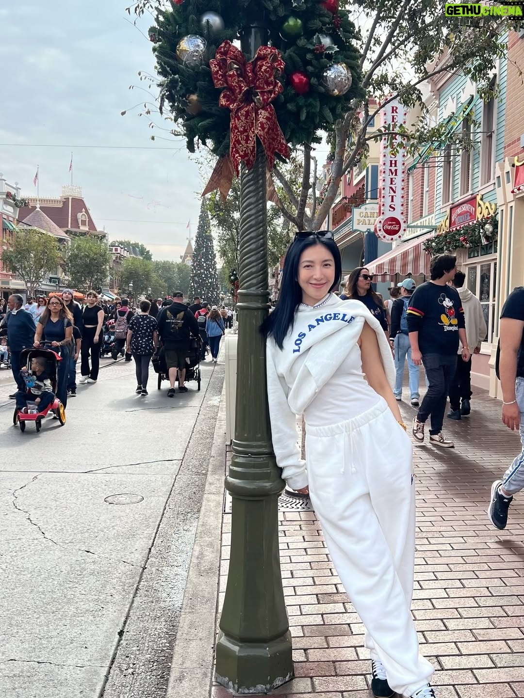 Cheryl Yang - 44.8K Likes - Disney land ～～～😍😃🎈🧸🎀