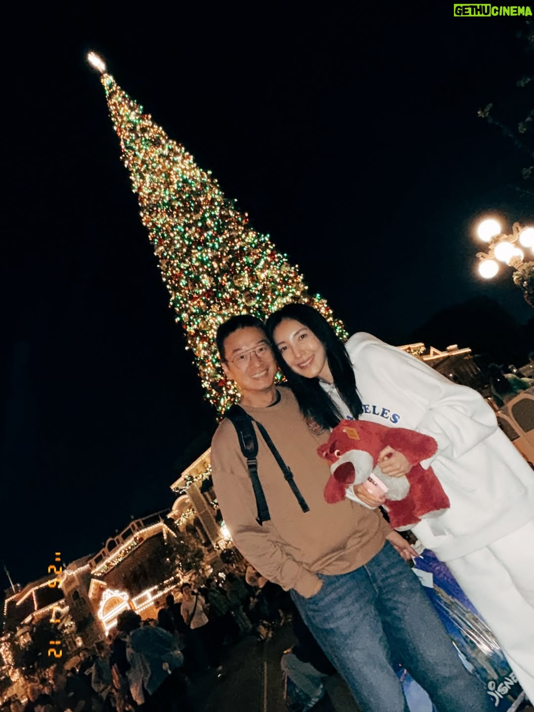 Cheryl Yang - 44.8K Likes - Disney land ～～～😍😃🎈🧸🎀