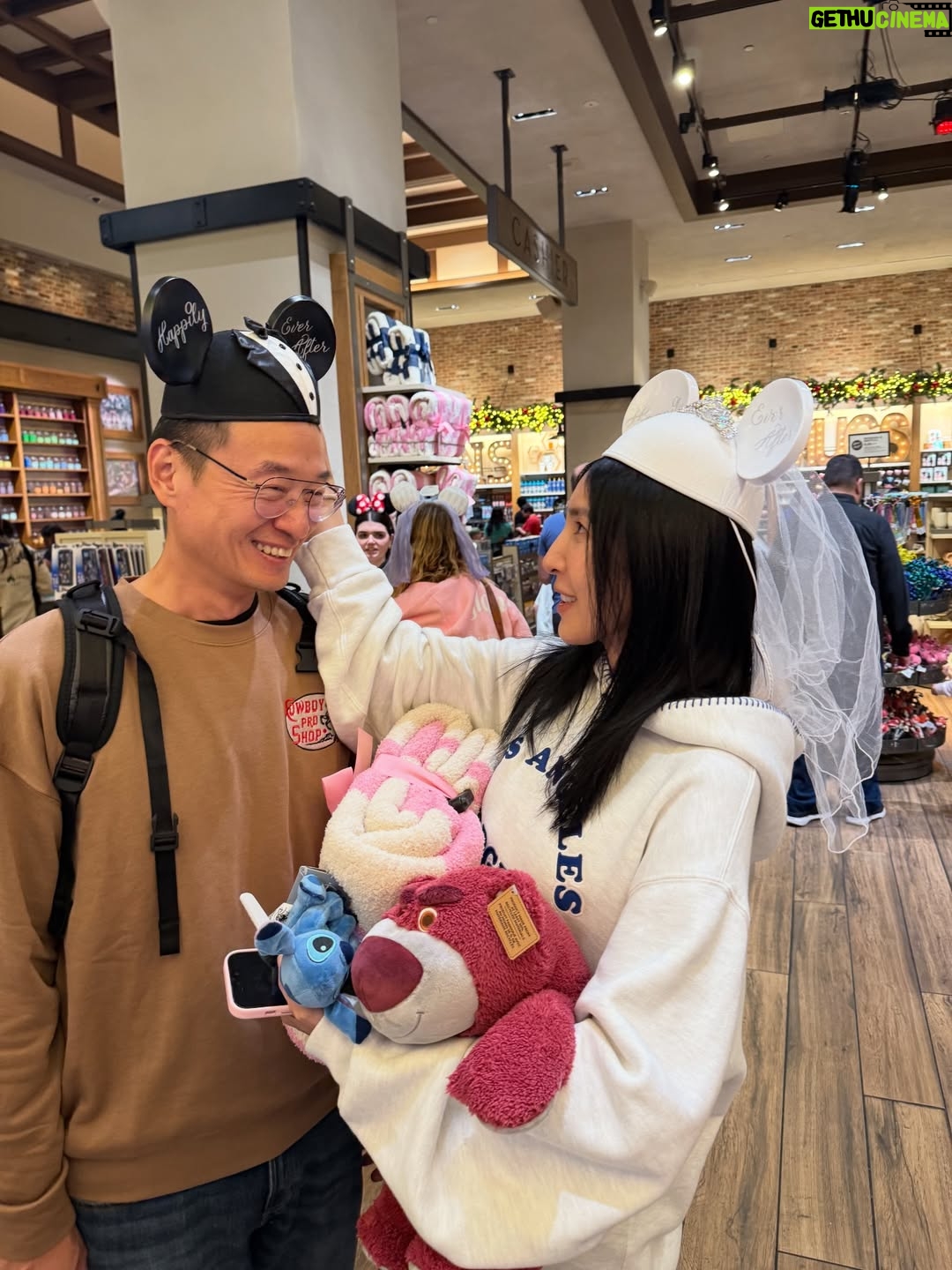 Cheryl Yang - 44.8K Likes - Disney land ～～～😍😃🎈🧸🎀