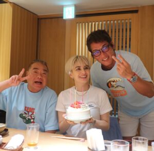 Chiaki Horan Instagram - _
出川さん&一茂さん『俺らのことナメてるでしょ？』
と聞かれて、

私「ナメてます。」と答えても笑って許してくれる
大好きな先輩方です。

ありがとうございます☺️🙏🩷