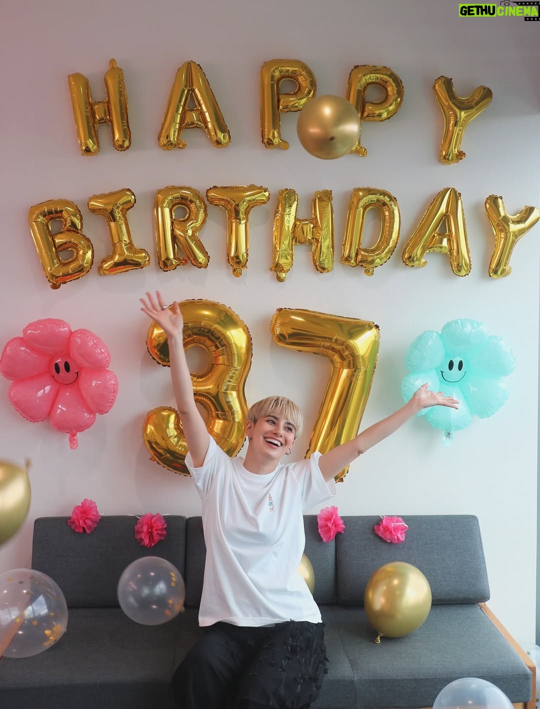 Chiaki Horan - 36.8K Likes - _
9/28に誕生日を迎えました🎂
多くの方や現場にお祝いしていただけて、みなさんの存在が私の人生を照らしてくれています✨
インスタやYouTubeにもコメントをくださって、ありがとうございます🥰

そして、両親にもらったこの人生。
また1年を無事に生きられたことが嬉しいです✨

「人生常に今がピーク！」をモットーに、
今年も一番幸せで一番特別な誕生日でした🎊

毎年恒例のインスタライブはどこかでやらせてください🕺🩷

たくさん写真を撮ってもらったので、しばしお付き合いくださいませ✨