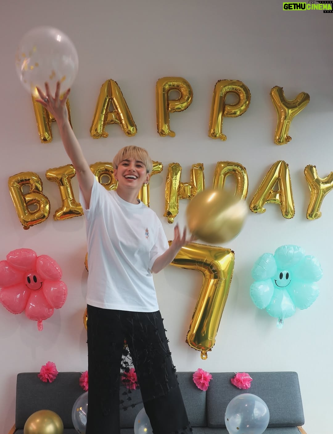 Chiaki Horan - 36.8K Likes - _
9/28に誕生日を迎えました🎂
多くの方や現場にお祝いしていただけて、みなさんの存在が私の人生を照らしてくれています✨
インスタやYouTubeにもコメントをくださって、ありがとうございます🥰

そして、両親にもらったこの人生。
また1年を無事に生きられたことが嬉しいです✨

「人生常に今がピーク！」をモットーに、
今年も一番幸せで一番特別な誕生日でした🎊

毎年恒例のインスタライブはどこかでやらせてください🕺🩷

たくさん写真を撮ってもらったので、しばしお付き合いくださいませ✨