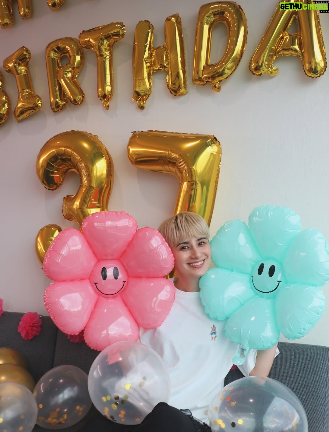 Chiaki Horan - 36.8K Likes - _
9/28に誕生日を迎えました🎂
多くの方や現場にお祝いしていただけて、みなさんの存在が私の人生を照らしてくれています✨
インスタやYouTubeにもコメントをくださって、ありがとうございます🥰

そして、両親にもらったこの人生。
また1年を無事に生きられたことが嬉しいです✨

「人生常に今がピーク！」をモットーに、
今年も一番幸せで一番特別な誕生日でした🎊

毎年恒例のインスタライブはどこかでやらせてください🕺🩷

たくさん写真を撮ってもらったので、しばしお付き合いくださいませ✨