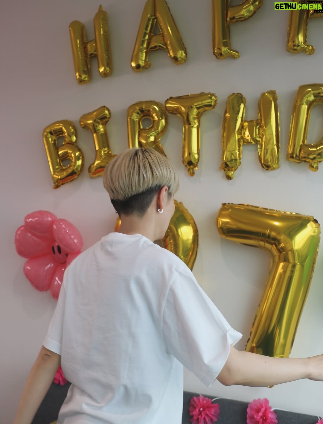 Chiaki Horan - 36.8K Likes - _
9/28に誕生日を迎えました🎂
多くの方や現場にお祝いしていただけて、みなさんの存在が私の人生を照らしてくれています✨
インスタやYouTubeにもコメントをくださって、ありがとうございます🥰

そして、両親にもらったこの人生。
また1年を無事に生きられたことが嬉しいです✨

「人生常に今がピーク！」をモットーに、
今年も一番幸せで一番特別な誕生日でした🎊

毎年恒例のインスタライブはどこかでやらせてください🕺🩷

たくさん写真を撮ってもらったので、しばしお付き合いくださいませ✨