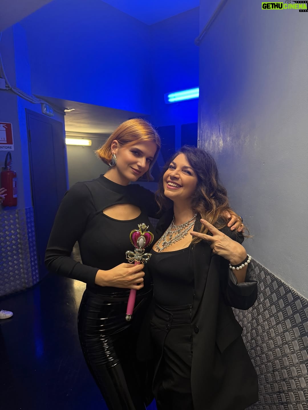 Chiara Galiazzo - 5.4K Likes - Ieri sera ho realizzato un sogno, ho cantato con @cristinadavenaofficial al suo incredibile concerto che scoppiava di gente, ho protetto lo scettro di sailor moon, sono uscita invocando il potere del cristallo di luna ma specialmente mi sono ricordata di com’ era quando i sogni spalancavano mondi nuovi e ogni cosa sembrava possibile 🫶✨
Grazie Cristina ♥️♥️♥️