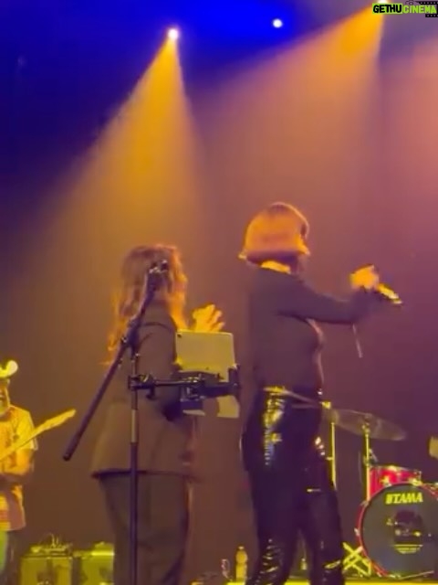 Chiara Galiazzo - 5.4K Likes - Ieri sera ho realizzato un sogno, ho cantato con @cristinadavenaofficial al suo incredibile concerto che scoppiava di gente, ho protetto lo scettro di sailor moon, sono uscita invocando il potere del cristallo di luna ma specialmente mi sono ricordata di com’ era quando i sogni spalancavano mondi nuovi e ogni cosa sembrava possibile 🫶✨
Grazie Cristina ♥️♥️♥️