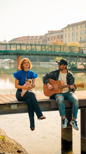 Chiara Galiazzo Instagram - 🎶 Canzoni in città 🍂 

EPISODIO UNO ✨

Quest’autunno ho deciso di fare qualcosa di speciale:
ogni settimana pubblicherò una mia canzone in un luogo della città che porto nel cuore.

Un piccolo viaggio tra le mie canzoni più conosciute e meno conosciute, tra ciò che ero e ciò che sono ♥️
Inizio con questa canzone che mi porta sempre sotto una Polvere di Stelle ⭐️

⭐️Stardust⭐️

Con la Straordinaria partecipazione di @ale_gald 

🎥 @lucreziotv

Camicetta: @jsalinas.pe 🫶