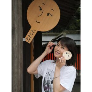 Chisato Moritaka Instagram - ⁡
2025 森高千里コンサートツアー“あなたも私もファイト!!”
9月27日 京都 文化パルク城陽 プラムホール 終了しました！
 
城陽市でのコンサートは約3年半ぶりでした。
久しぶりだとは思えないくらいアットホームな空間で、
盛り上げ上手な皆さんでした～
 
城陽市の特産品はイチジクということで、イチジクを使ったスイーツをたっくさん食べました！どれも美味しかったけど、いちじくスムージーはこれまで飲んだスムージーの中で1番でした！
 
そして今回は前日から京都に入って市内を観光しましたよー。
半日散策をして買物と食事を満喫しました！
 
明日9月28日は 広島 上野学園ホール（広島県立文化芸術ホール）です！
 
#chisatomoritaka
#森高千里
#あなたも私もファイト
#京都市
#下鴨神社 #河合神社
#総本家にしんそば松葉 の「#にしんそば」
#京煎堂 の「#抹茶パフェ」
#加茂みたらし茶屋 の「#みたらし」
#志津屋 の「#カルネ」
#城陽市
#文化パルク城陽
#森島平兵衛農園 の「#完熟いちじくスムージー」「#完熟いちじくタルト」
#おうすの里 の「#鳳凰梅」「#献上梅」「宝玉神梅」「梅ゼリー」
#城洋園 の「#茶団子」
#御生菓子司ふたば の「#豆もち」「#城陽やきもち」「いちじく大福」
#麺屋たけ井 の「#特製つけ麺」