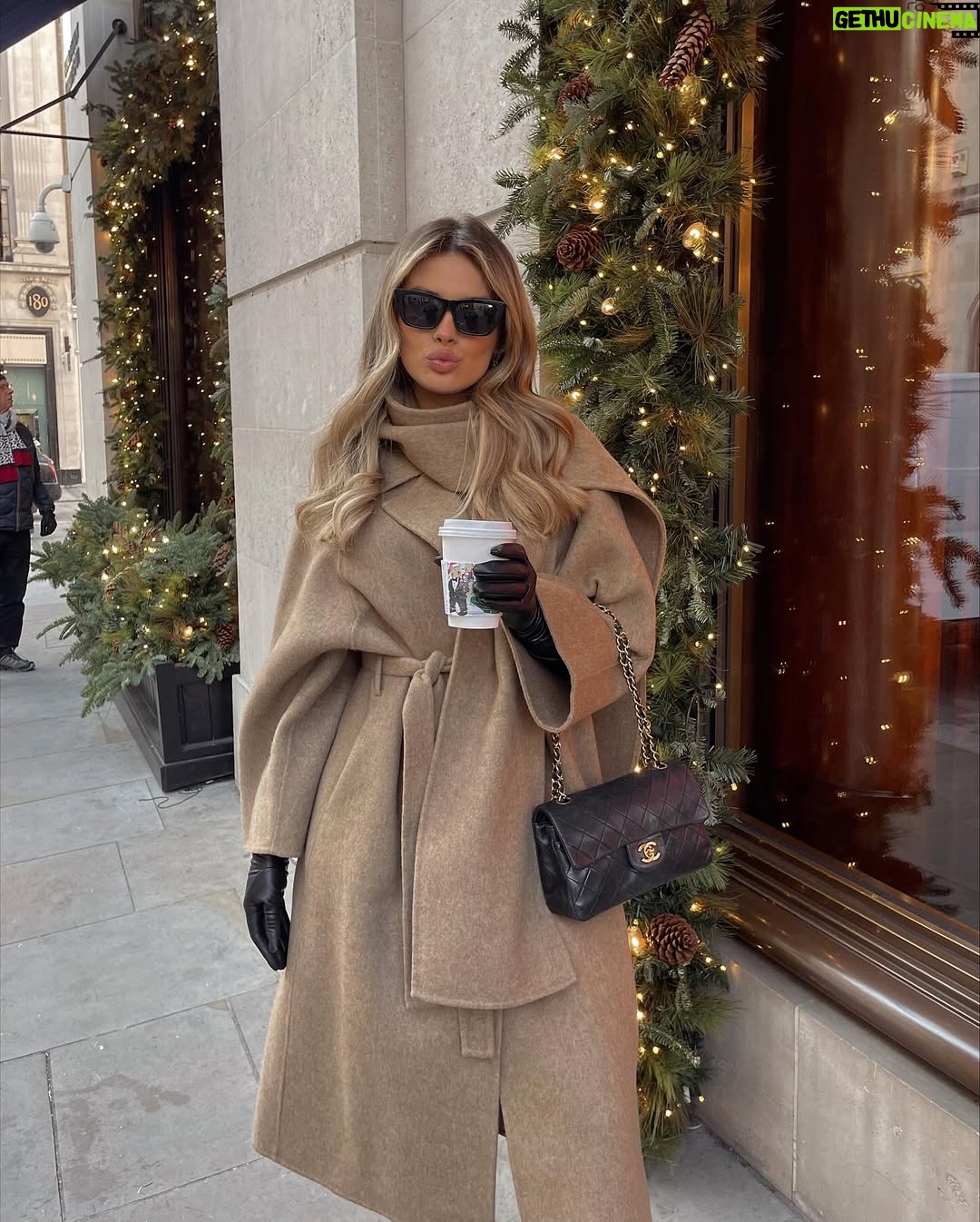 Chloe Lloyd - 67.9K Likes - ✨Christmas in London✨