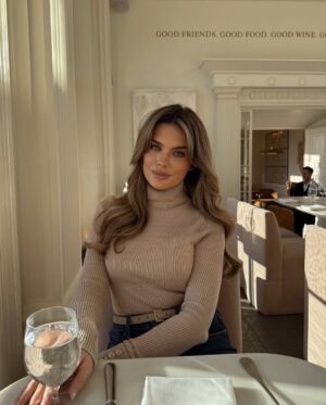 Chloe Lloyd Instagram - Last years autumn looks I’d wear again 🍂

#autumninspo #autumnfashion