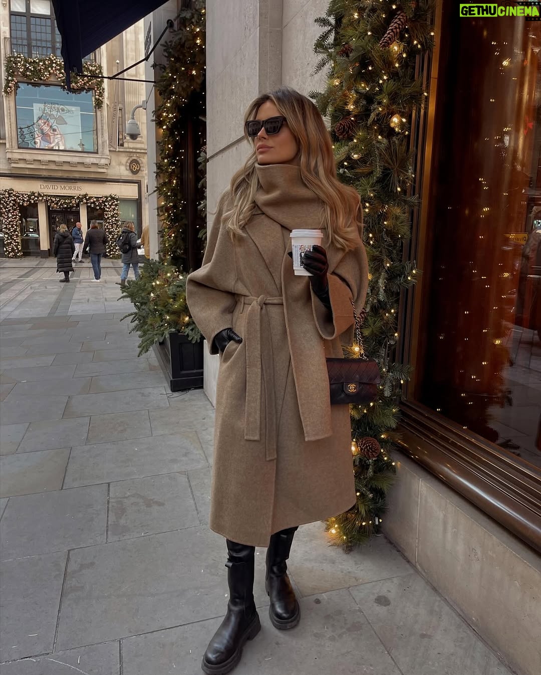 Chloe Lloyd - 67.9K Likes - ✨Christmas in London✨