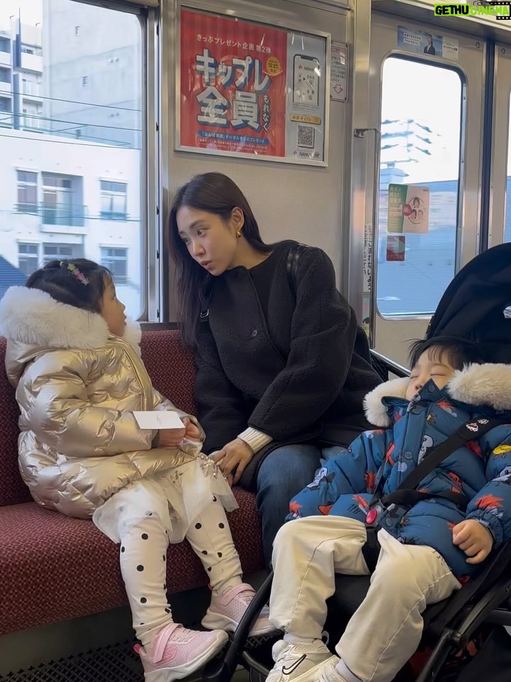 Choi Hee - 0.9K Likes - 역시 아이들과 함께 하는 여행은 마음대로 되진 않았지만
또 우리 가족 꼭 붙어 시간 보내며 추억 만들어
넘 감사하고 행복했어요. 오사카 여행 끝 🤍

오늘부턴 다시 일상 🙋‍♀️
내일 엔트로피 눈썹 염색도 잘 설명드려볼게요.
티니핑 에디션으로 특별히 준비했습니다 🎀

귀여운게 세상을 구한다! 귀여움 한도초과로 한 해 마무리하셔요.
옆 피드에 알림있어요🔔