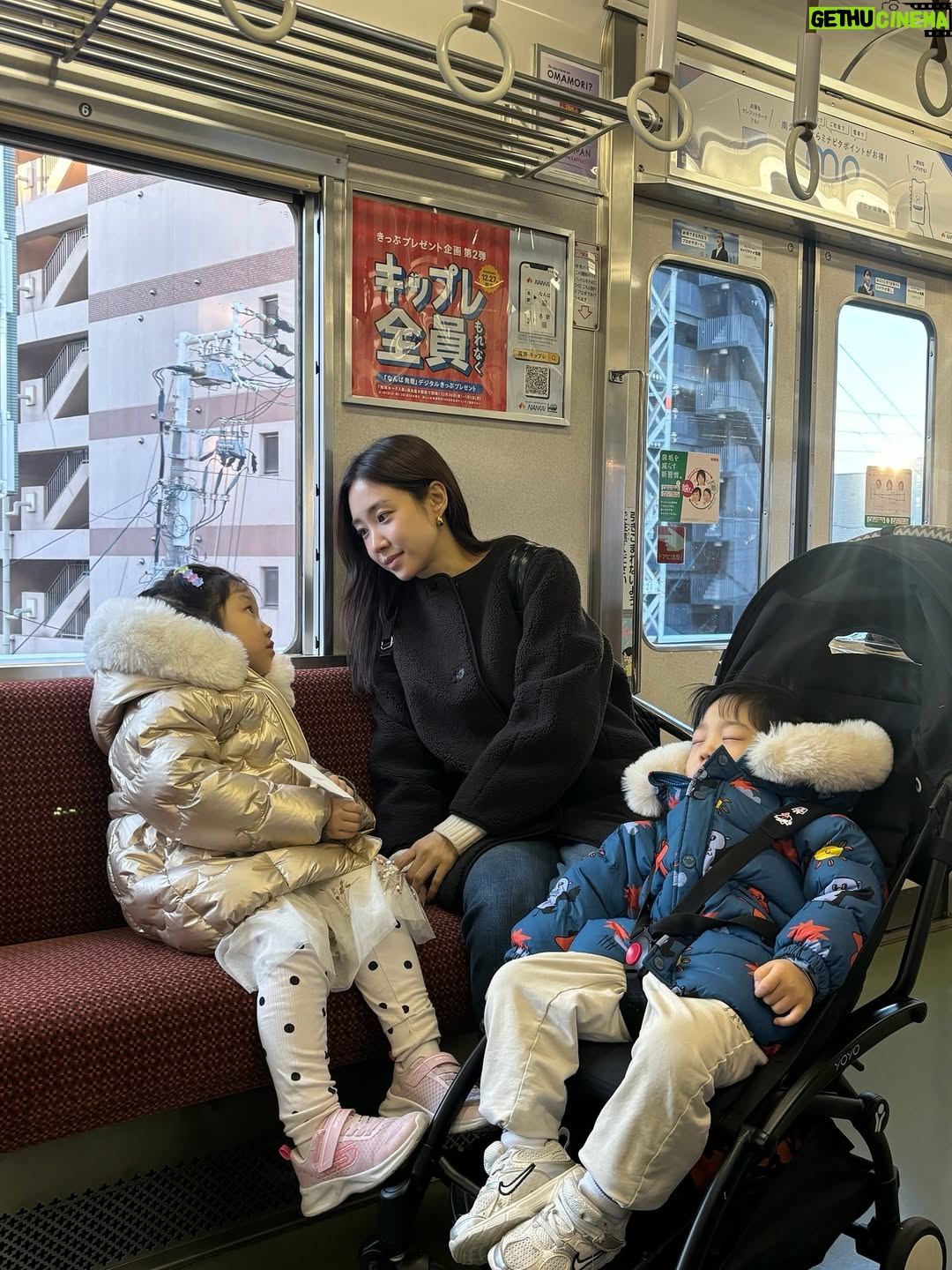 Choi Hee - 0.9K Likes - 역시 아이들과 함께 하는 여행은 마음대로 되진 않았지만
또 우리 가족 꼭 붙어 시간 보내며 추억 만들어
넘 감사하고 행복했어요. 오사카 여행 끝 🤍

오늘부턴 다시 일상 🙋‍♀️
내일 엔트로피 눈썹 염색도 잘 설명드려볼게요.
티니핑 에디션으로 특별히 준비했습니다 🎀

귀여운게 세상을 구한다! 귀여움 한도초과로 한 해 마무리하셔요.
옆 피드에 알림있어요🔔