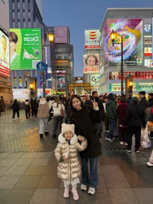 Choi Hee Instagram - 역시 아이들과 함께 하는 여행은 마음대로 되진 않았지만
또 우리 가족 꼭 붙어 시간 보내며 추억 만들어
넘 감사하고 행복했어요. 오사카 여행 끝 🤍

오늘부턴 다시 일상 🙋‍♀️
내일 엔트로피 눈썹 염색도 잘 설명드려볼게요.
티니핑 에디션으로 특별히 준비했습니다 🎀

귀여운게 세상을 구한다! 귀여움 한도초과로 한 해 마무리하셔요.
옆 피드에 알림있어요🔔