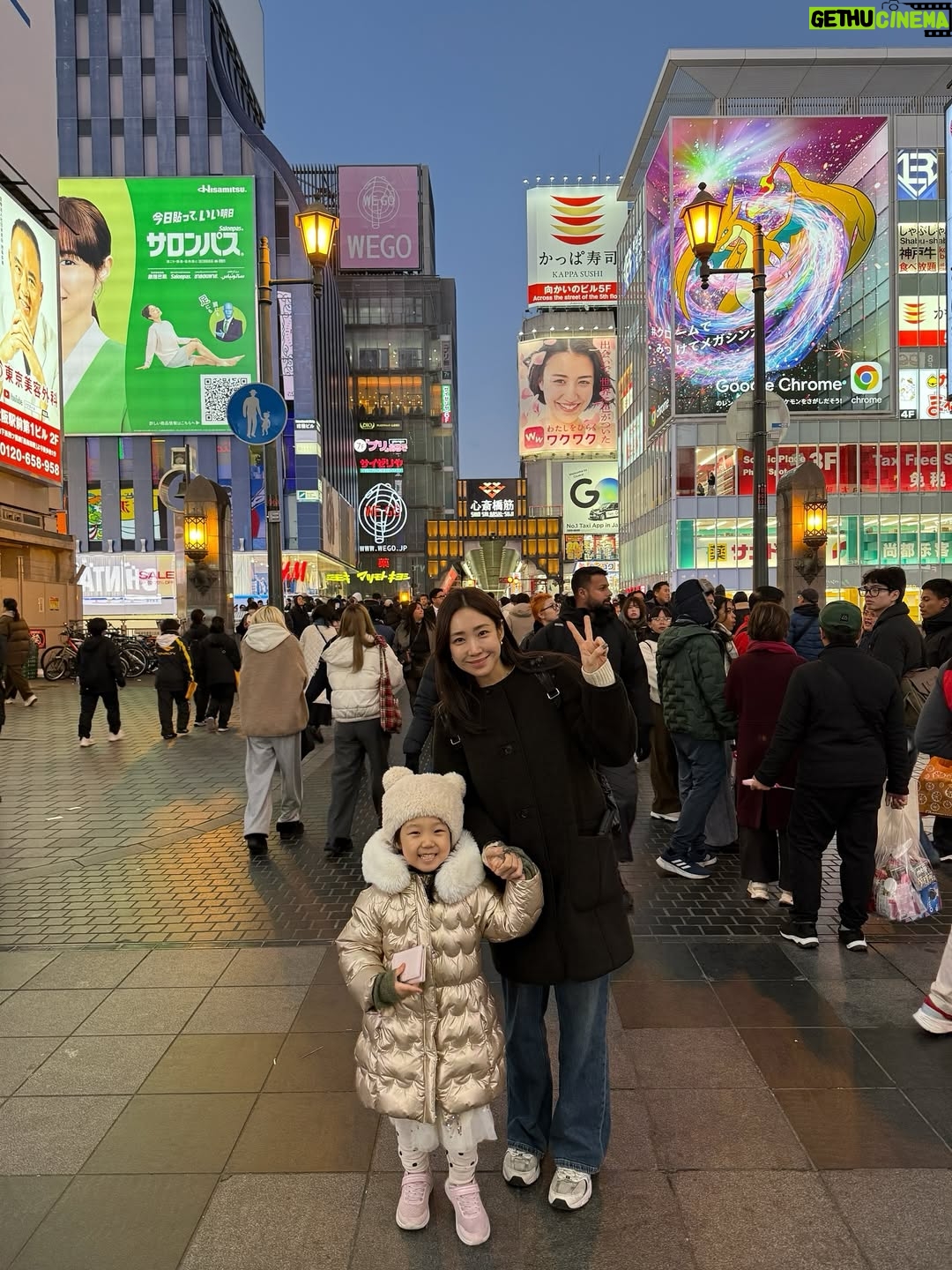 Choi Hee - 0.9K Likes - 역시 아이들과 함께 하는 여행은 마음대로 되진 않았지만
또 우리 가족 꼭 붙어 시간 보내며 추억 만들어
넘 감사하고 행복했어요. 오사카 여행 끝 🤍

오늘부턴 다시 일상 🙋‍♀️
내일 엔트로피 눈썹 염색도 잘 설명드려볼게요.
티니핑 에디션으로 특별히 준비했습니다 🎀

귀여운게 세상을 구한다! 귀여움 한도초과로 한 해 마무리하셔요.
옆 피드에 알림있어요🔔