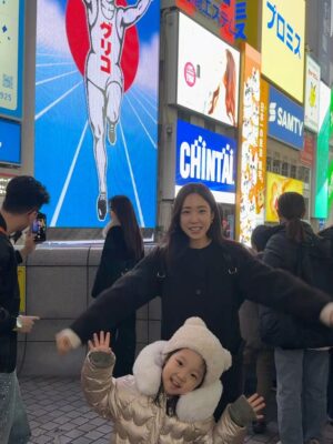Choi Hee Instagram - 역시 아이들과 함께 하는 여행은 마음대로 되진 않았지만
또 우리 가족 꼭 붙어 시간 보내며 추억 만들어
넘 감사하고 행복했어요. 오사카 여행 끝 🤍

오늘부턴 다시 일상 🙋‍♀️
내일 엔트로피 눈썹 염색도 잘 설명드려볼게요.
티니핑 에디션으로 특별히 준비했습니다 🎀

귀여운게 세상을 구한다! 귀여움 한도초과로 한 해 마무리하셔요.
옆 피드에 알림있어요🔔