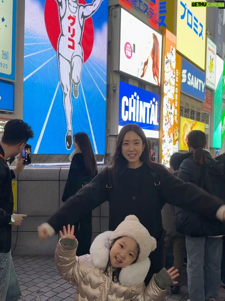 Choi Hee - 0.9K Likes - 역시 아이들과 함께 하는 여행은 마음대로 되진 않았지만
또 우리 가족 꼭 붙어 시간 보내며 추억 만들어
넘 감사하고 행복했어요. 오사카 여행 끝 🤍

오늘부턴 다시 일상 🙋‍♀️
내일 엔트로피 눈썹 염색도 잘 설명드려볼게요.
티니핑 에디션으로 특별히 준비했습니다 🎀

귀여운게 세상을 구한다! 귀여움 한도초과로 한 해 마무리하셔요.
옆 피드에 알림있어요🔔