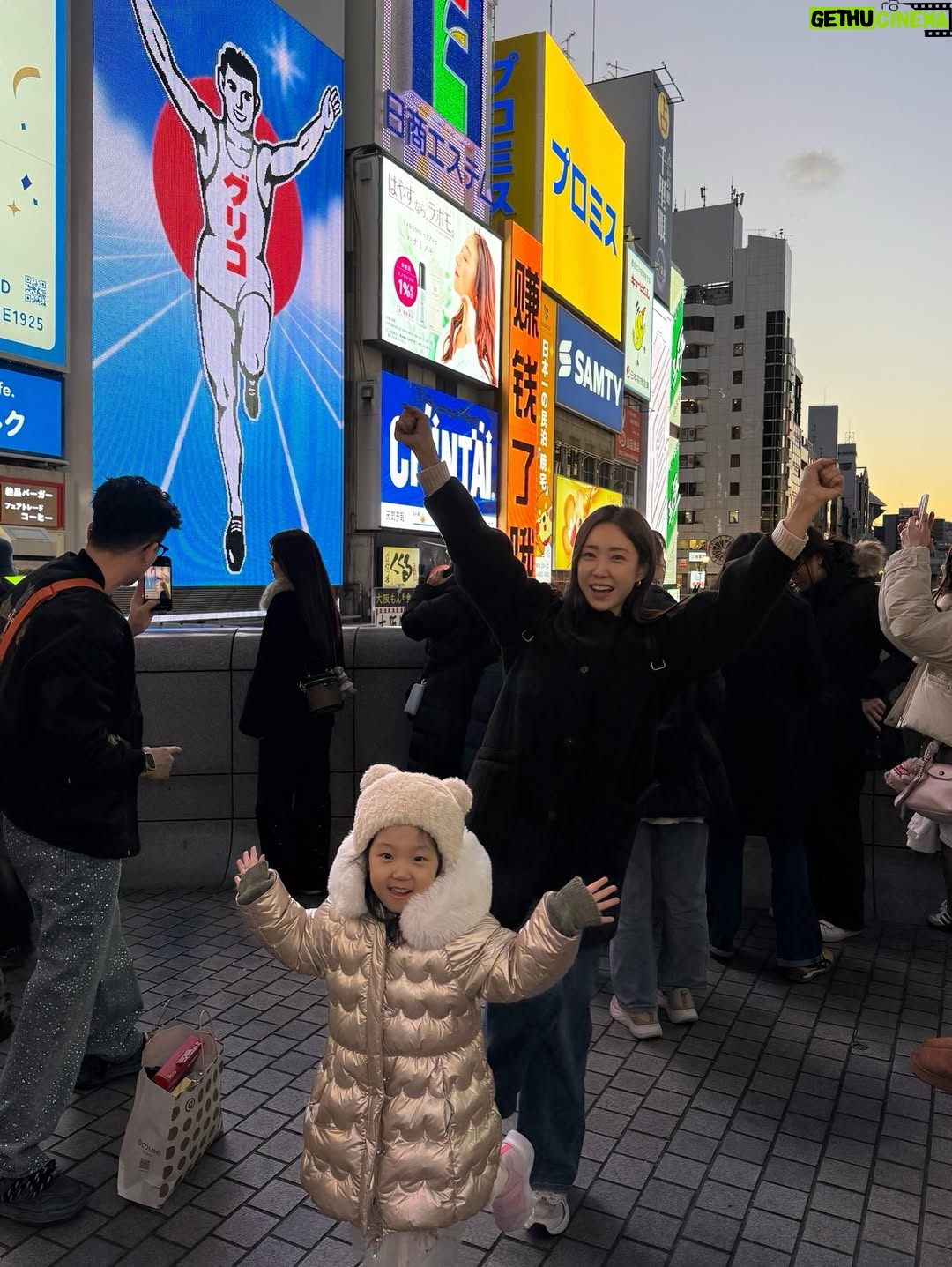 Choi Hee - 0.9K Likes - 역시 아이들과 함께 하는 여행은 마음대로 되진 않았지만
또 우리 가족 꼭 붙어 시간 보내며 추억 만들어
넘 감사하고 행복했어요. 오사카 여행 끝 🤍

오늘부턴 다시 일상 🙋‍♀️
내일 엔트로피 눈썹 염색도 잘 설명드려볼게요.
티니핑 에디션으로 특별히 준비했습니다 🎀

귀여운게 세상을 구한다! 귀여움 한도초과로 한 해 마무리하셔요.
옆 피드에 알림있어요🔔