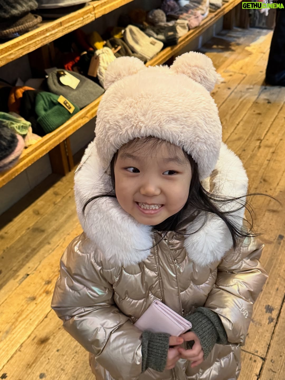 Choi Hee - 0.9K Likes - 역시 아이들과 함께 하는 여행은 마음대로 되진 않았지만
또 우리 가족 꼭 붙어 시간 보내며 추억 만들어
넘 감사하고 행복했어요. 오사카 여행 끝 🤍

오늘부턴 다시 일상 🙋‍♀️
내일 엔트로피 눈썹 염색도 잘 설명드려볼게요.
티니핑 에디션으로 특별히 준비했습니다 🎀

귀여운게 세상을 구한다! 귀여움 한도초과로 한 해 마무리하셔요.
옆 피드에 알림있어요🔔