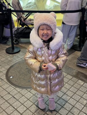 Choi Hee Instagram - 역시 아이들과 함께 하는 여행은 마음대로 되진 않았지만
또 우리 가족 꼭 붙어 시간 보내며 추억 만들어
넘 감사하고 행복했어요. 오사카 여행 끝 🤍

오늘부턴 다시 일상 🙋‍♀️
내일 엔트로피 눈썹 염색도 잘 설명드려볼게요.
티니핑 에디션으로 특별히 준비했습니다 🎀

귀여운게 세상을 구한다! 귀여움 한도초과로 한 해 마무리하셔요.
옆 피드에 알림있어요🔔