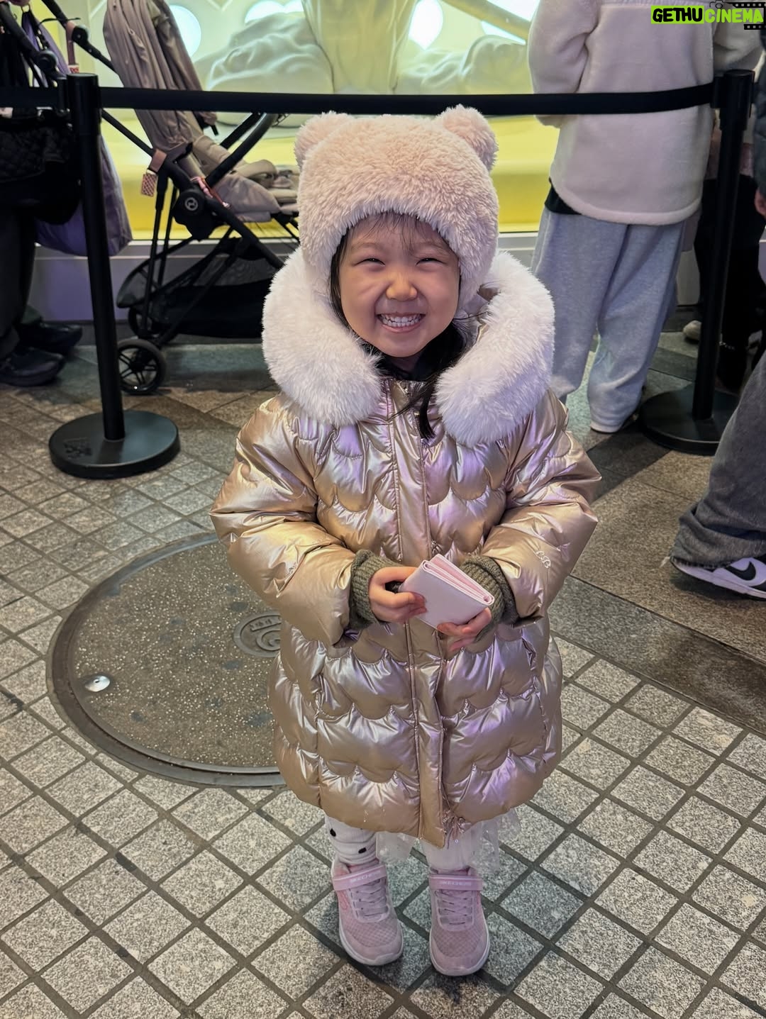 Choi Hee - 0.9K Likes - 역시 아이들과 함께 하는 여행은 마음대로 되진 않았지만
또 우리 가족 꼭 붙어 시간 보내며 추억 만들어
넘 감사하고 행복했어요. 오사카 여행 끝 🤍

오늘부턴 다시 일상 🙋‍♀️
내일 엔트로피 눈썹 염색도 잘 설명드려볼게요.
티니핑 에디션으로 특별히 준비했습니다 🎀

귀여운게 세상을 구한다! 귀여움 한도초과로 한 해 마무리하셔요.
옆 피드에 알림있어요🔔