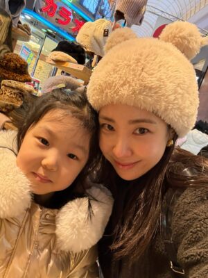 Choi Hee Instagram - 역시 아이들과 함께 하는 여행은 마음대로 되진 않았지만
또 우리 가족 꼭 붙어 시간 보내며 추억 만들어
넘 감사하고 행복했어요. 오사카 여행 끝 🤍

오늘부턴 다시 일상 🙋‍♀️
내일 엔트로피 눈썹 염색도 잘 설명드려볼게요.
티니핑 에디션으로 특별히 준비했습니다 🎀

귀여운게 세상을 구한다! 귀여움 한도초과로 한 해 마무리하셔요.
옆 피드에 알림있어요🔔