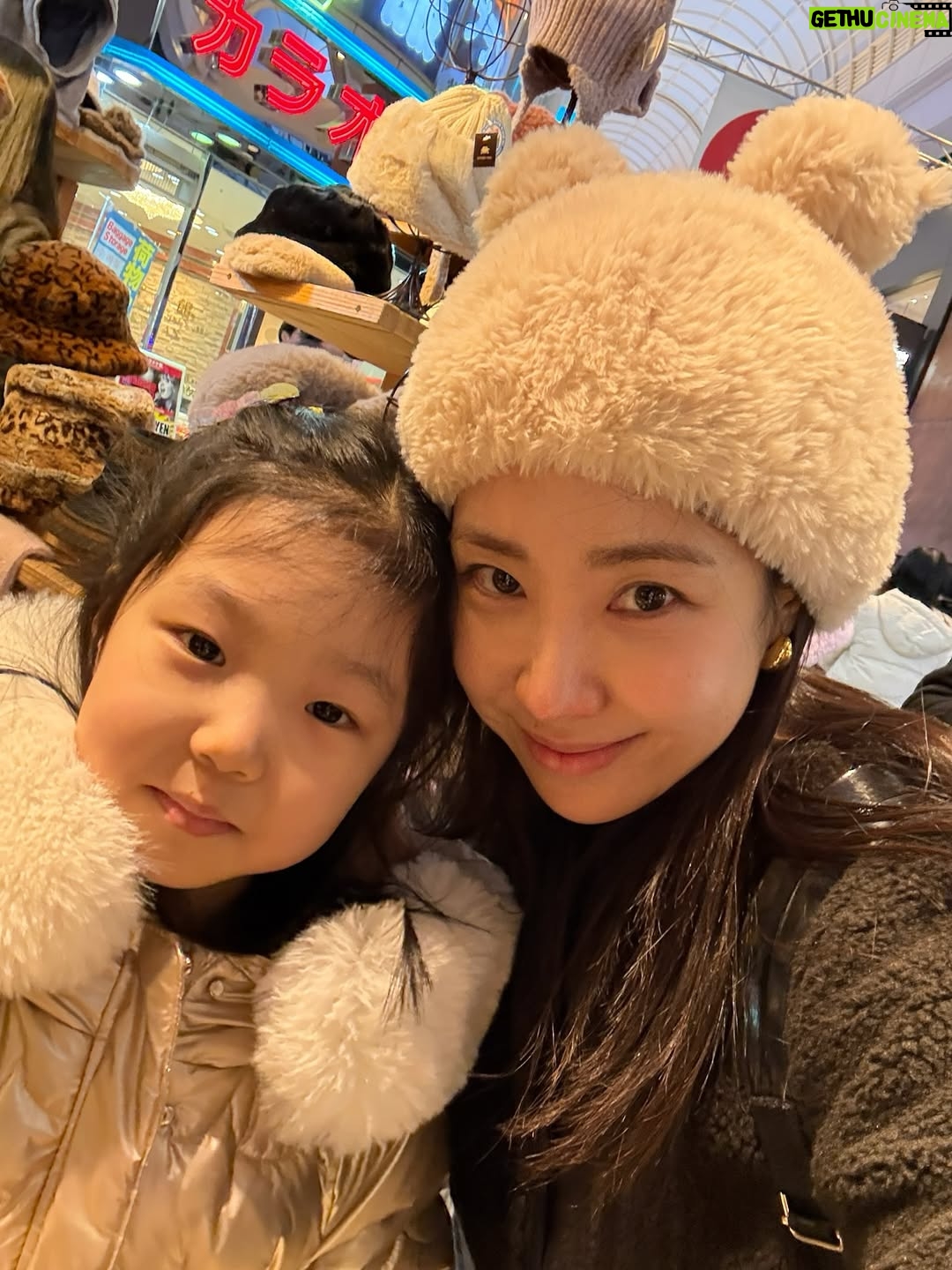 Choi Hee - 0.9K Likes - 역시 아이들과 함께 하는 여행은 마음대로 되진 않았지만
또 우리 가족 꼭 붙어 시간 보내며 추억 만들어
넘 감사하고 행복했어요. 오사카 여행 끝 🤍

오늘부턴 다시 일상 🙋‍♀️
내일 엔트로피 눈썹 염색도 잘 설명드려볼게요.
티니핑 에디션으로 특별히 준비했습니다 🎀

귀여운게 세상을 구한다! 귀여움 한도초과로 한 해 마무리하셔요.
옆 피드에 알림있어요🔔