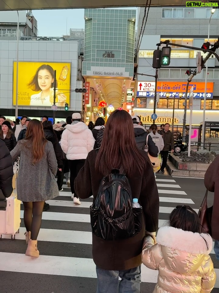 Choi Hee - 0.9K Likes - 역시 아이들과 함께 하는 여행은 마음대로 되진 않았지만
또 우리 가족 꼭 붙어 시간 보내며 추억 만들어
넘 감사하고 행복했어요. 오사카 여행 끝 🤍

오늘부턴 다시 일상 🙋‍♀️
내일 엔트로피 눈썹 염색도 잘 설명드려볼게요.
티니핑 에디션으로 특별히 준비했습니다 🎀

귀여운게 세상을 구한다! 귀여움 한도초과로 한 해 마무리하셔요.
옆 피드에 알림있어요🔔