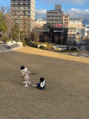 Choi Hee Instagram - 역시 아이들과 함께 하는 여행은 마음대로 되진 않았지만
또 우리 가족 꼭 붙어 시간 보내며 추억 만들어
넘 감사하고 행복했어요. 오사카 여행 끝 🤍

오늘부턴 다시 일상 🙋‍♀️
내일 엔트로피 눈썹 염색도 잘 설명드려볼게요.
티니핑 에디션으로 특별히 준비했습니다 🎀

귀여운게 세상을 구한다! 귀여움 한도초과로 한 해 마무리하셔요.
옆 피드에 알림있어요🔔
