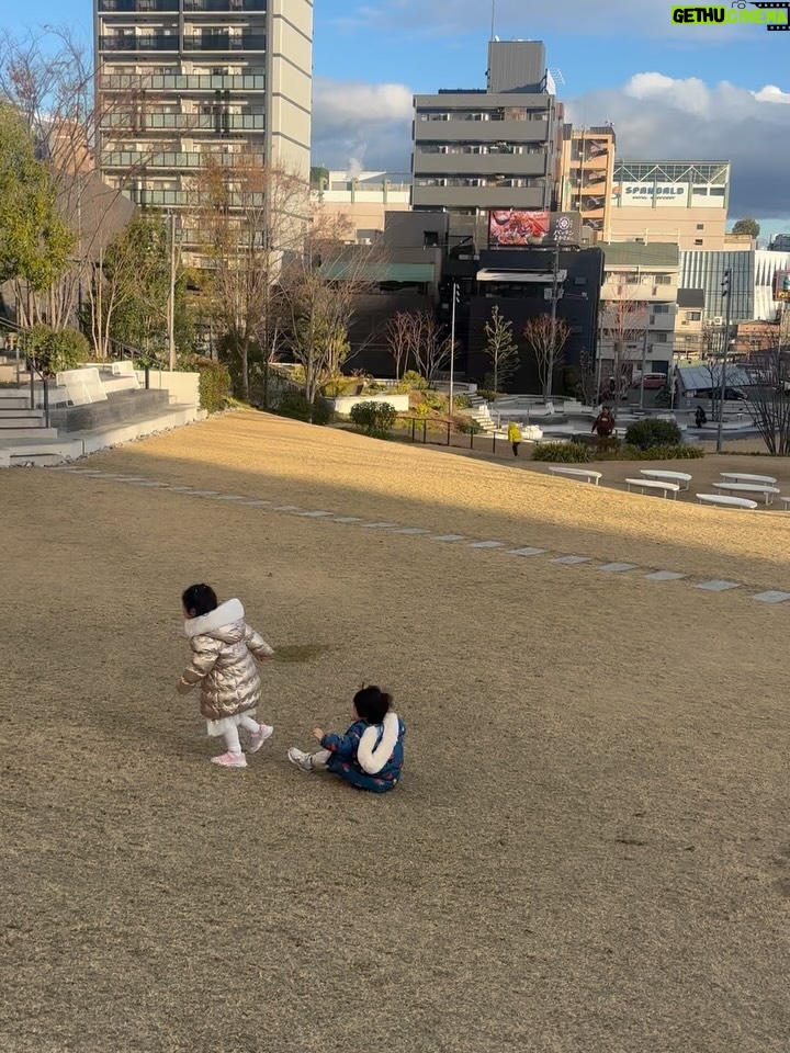 Choi Hee - 0.9K Likes - 역시 아이들과 함께 하는 여행은 마음대로 되진 않았지만
또 우리 가족 꼭 붙어 시간 보내며 추억 만들어
넘 감사하고 행복했어요. 오사카 여행 끝 🤍

오늘부턴 다시 일상 🙋‍♀️
내일 엔트로피 눈썹 염색도 잘 설명드려볼게요.
티니핑 에디션으로 특별히 준비했습니다 🎀

귀여운게 세상을 구한다! 귀여움 한도초과로 한 해 마무리하셔요.
옆 피드에 알림있어요🔔