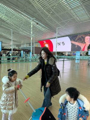 Choi Hee Instagram - 오사카 레츠고~~ 🤍

비행기만 탔을 뿐인데
아이 둘 데리고 여행은 역시 난이도 극 상 … 😆

그래도 즐겁고 설레네요🤍

#아이랑오사카 #오사카여행