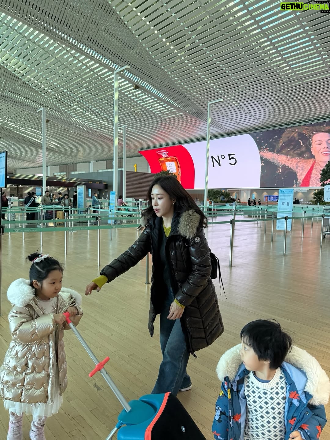 Choi Hee - 0.9K Likes - 오사카 레츠고~~ 🤍

비행기만 탔을 뿐인데
아이 둘 데리고 여행은 역시 난이도 극 상 … 😆

그래도 즐겁고 설레네요🤍

#아이랑오사카 #오사카여행