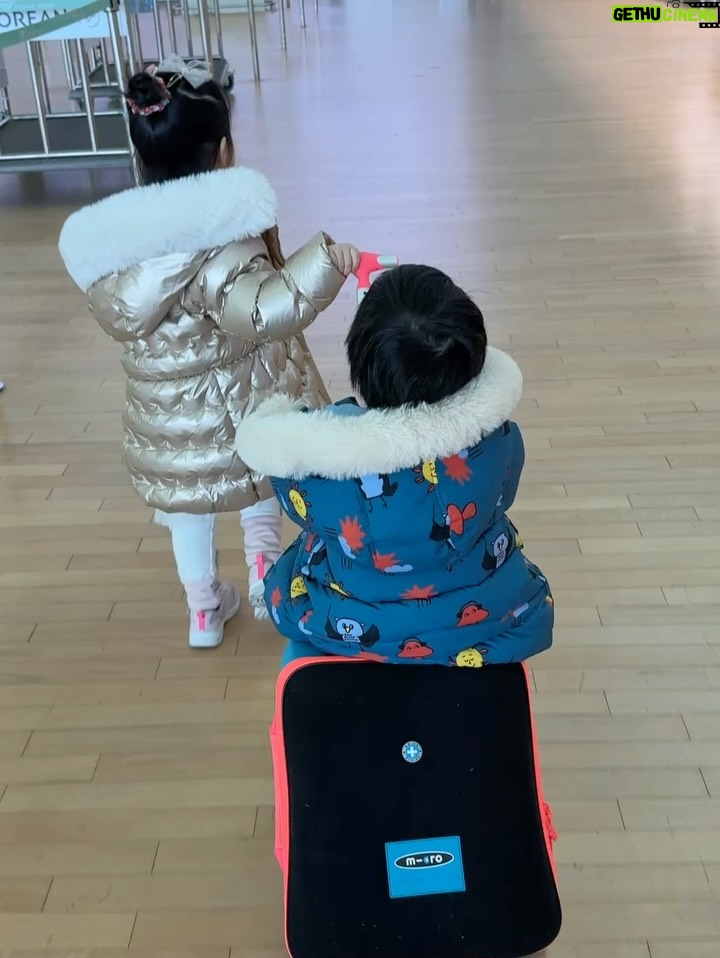 Choi Hee - 0.9K Likes - 오사카 레츠고~~ 🤍

비행기만 탔을 뿐인데
아이 둘 데리고 여행은 역시 난이도 극 상 … 😆

그래도 즐겁고 설레네요🤍

#아이랑오사카 #오사카여행