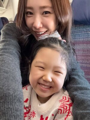 Choi Hee Instagram - 오사카 레츠고~~ 🤍

비행기만 탔을 뿐인데
아이 둘 데리고 여행은 역시 난이도 극 상 … 😆

그래도 즐겁고 설레네요🤍

#아이랑오사카 #오사카여행