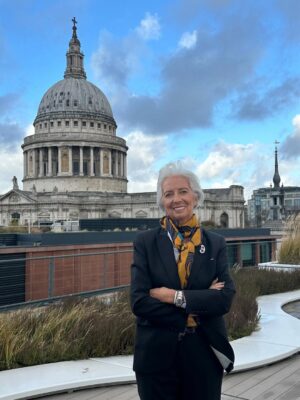 Christine Lagarde Instagram - A ✨swift✨ trip to London. 

Great to speak with Martin Wolf on the #FTGlobalBoardroom.