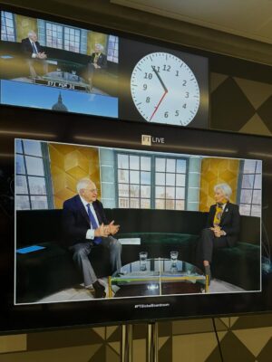 Christine Lagarde Instagram - A ✨swift✨ trip to London. 

Great to speak with Martin Wolf on the #FTGlobalBoardroom.