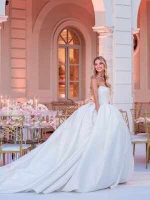 Cindy Marina Instagram - Dinner reception of my dreams 🕯️

A big thank you to the wonderful @erikamorgera , Riccardo and the whole team for your tireless work to make this vision come to life! It’s truly beyond my wildest dreams 🩷